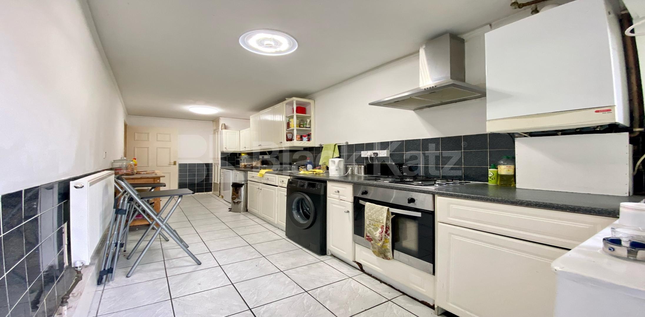 			4 Bedroom, 1 bath, 0 reception Apartment			 Potier Street, Borough / London Bridge